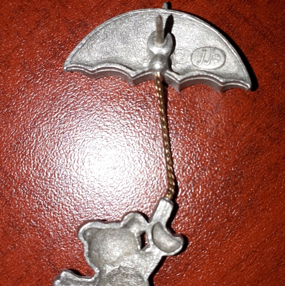 🥳Host Pick!🥳JJ Bear holding a Umbrella Pin brooch Rare Vintage - Picture 2 of 2